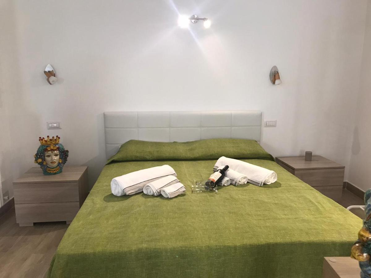 Casa Vacanza Cundari คาสเตลโมลา ภายนอก รูปภาพ
